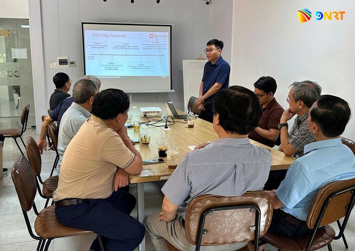 Đại diện NuverxAI giới thiệu giải pháp Robot đồng hành với người cao tuổi đến các khách hàng. Ảnh: Công ty NuverxAI cung cấp.