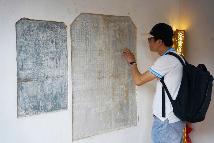 Người dân, du khách tìm hiểu các giá trị văn hóa tại đình Hội An. Ảnh: TRÂM ANH