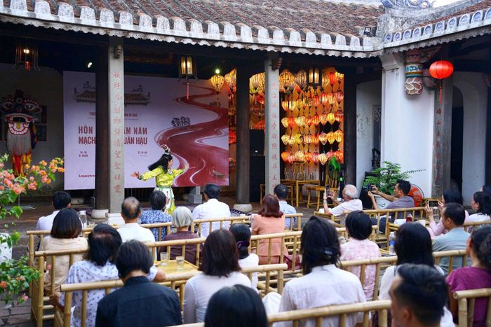 Các hoạt động văn hóa tại đình Hội An tạo thêm cách tiếp cận những giá trị về con người, nghề truyền thống và nếp sống phố Hội. Ảnh: TRÂM ANH