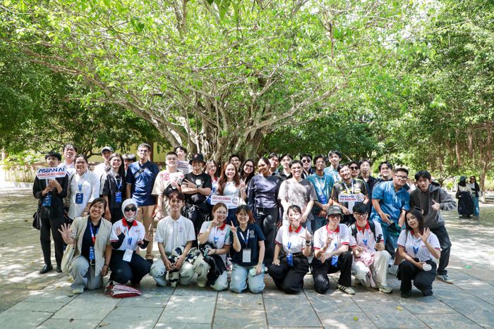 Chuyến tham quan bán đảo Sơn Trà và các danh thắng của Đà Nẵng là cơ hội để các sinh viên quốc tế hiểu thêm về con người và văn hóa Việt Nam. Ảnh: LAN ANH