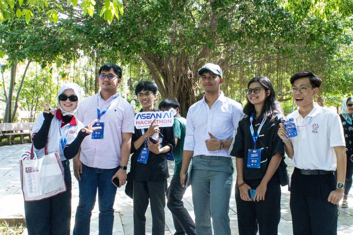 Sinh viên các trường đại học ASEAN giao lưu văn hóa, tham quan các di tích ở thành phố Đà Nẵng. Ảnh: LAN ANH