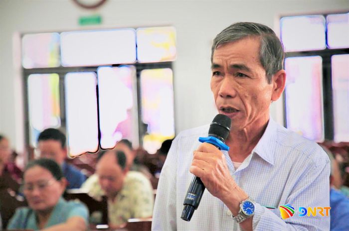 Người dân phường Hương Trà phát biểu ý kiến. Ảnh: ĐĂNG NGUYÊN