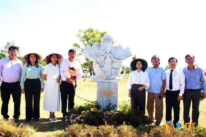 Các đại biểu chụp ảnh lưu niệm bên cạnh tác phẩm “Huyền thoại Ngũ Hành Sơn” của tác giả Nguyễn Văn Nho (đoạt giải Nhất). Ảnh: TRỌNG HUY