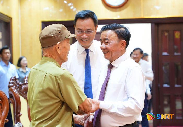 Thường trực Ban Bí thư Trần Cẩm Tú (bên phải) cùng Bí thư Thành ủy Đà Nẵng Lê Ngọc Quang (ở giữa) thăm hỏi đảng viên Hồ Văn Lang. Ảnh: T.CÔNG