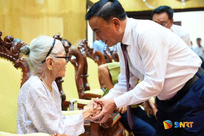 Thường trực Ban Bí thư Trần Cẩm Tú thăm hỏi đảng viên Nguyễn Thị Hữu. Ảnh: T.CÔNG
