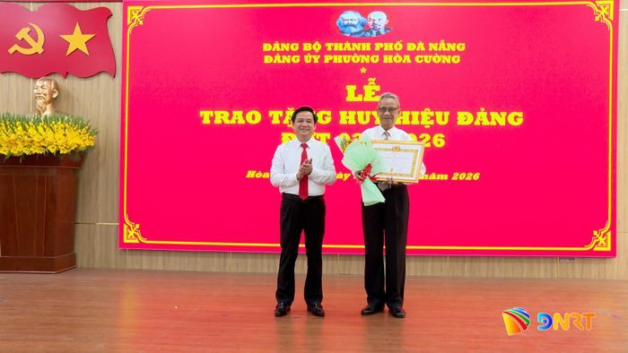 Lãnh đạo phường Hòa Cường trao Huy hiệu Đảng cho đảng viên. Ảnh: DIỄM HƯƠNG