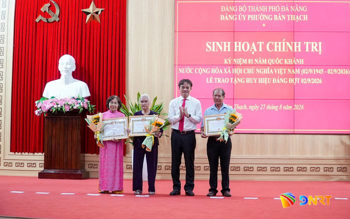 Bí thư Đảng ủy phường Bàn Thạch Nguyễn Duy Ân trao Huy hiệu 60 năm tuổi Đảng và Huy hiệu 55 năm tuổi Đảng cho 3 đảng viên. Ảnh: HỒ QUÂN