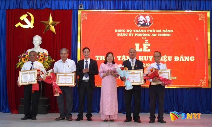 Lãnh đạo phường An Thắng trao tặng Huy hiệu 45 năm tuổi Đảng cho các đảng viên. Ảnh: YẾN NHI