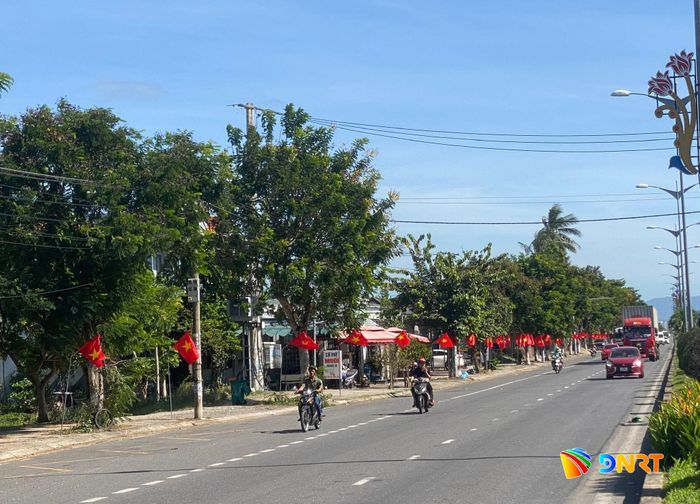 Những tuyến đường chính trên địa bàn phường Điện Bàn Đông rực rỡ màu cờ trong sáng 27/8. Ảnh: KHÁNH LINH