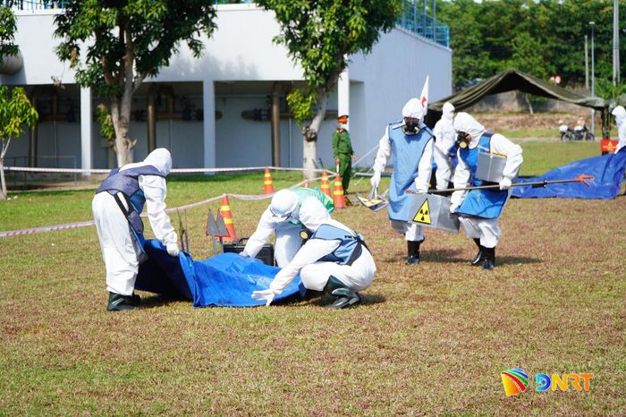 Lực lượng chuyên môn nhanh chóng có mặt tại hiện trường để xác minh thông tin trong tình huống giả định. Ảnh: VINH ANH