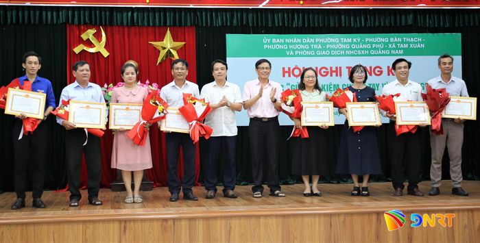Khen thưởng cá nhân, tập thể có thành tích xuất sắc trong hoạt động tín dụng chính sách 6 tháng đầu năm 2026. Ảnh: ALĂNG NGƯỚC