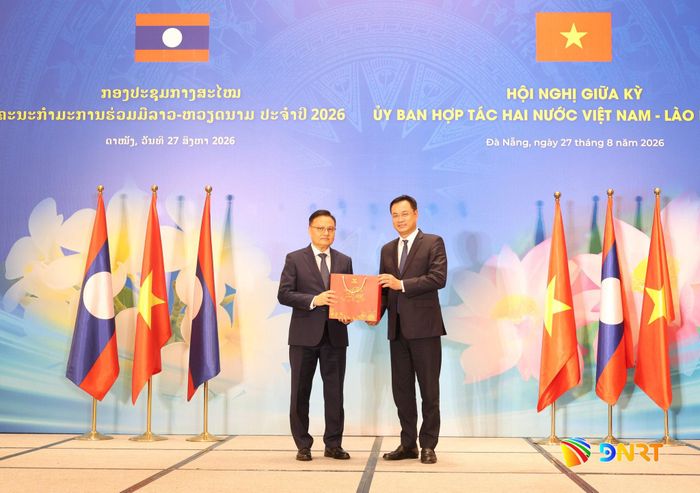 Bí thư Thành ủy Đà Nẵng Lê Ngọc Quang (bên phải) tặng quà lưu niệm đến Phó Thủ tướng, Bộ trưởng Bộ Tài chính Lào Santiphab Phomvihane, Chủ tịch Ủy ban hợp tác Lào - Việt Nam. Ảnh: NGỌC HÀ