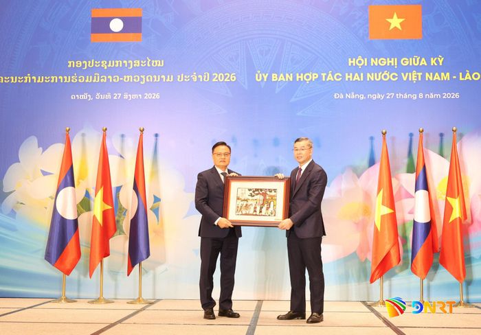 Bộ trưởng Bộ Tài chính Ngô Văn Tuấn, Chủ tịch Ủy ban hợp tác Việt Nam - Lào (bên phải) tặng quà lưu niệm đến Phó Thủ tướng, Bộ trưởng Bộ Tài chính Lào Santiphab Phomvihane, Chủ tịch Ủy ban hợp tác Lào - Việt Nam. Ảnh: NGỌC HÀ