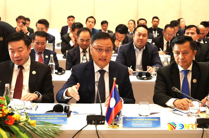 Phó Thủ tướng, Bộ trưởng Bộ Tài chính Lào Santiphab Phomvihane, Chủ tịch Ủy ban hợp tác Lào - Việt Nam (giữa) phát biểu tại hội nghị. Ảnh: NGỌC HÀ