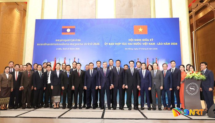 Đoàn công tác hai nước chụp ảnh lưu niệm. Ảnh: NGỌC HÀ