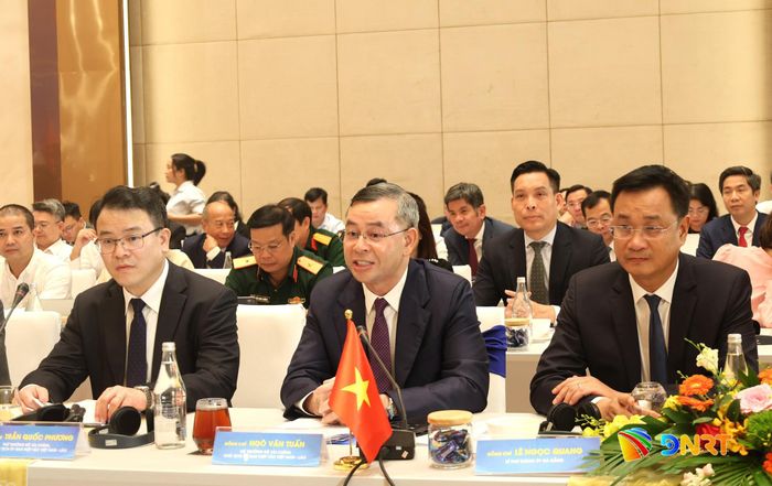 Bộ trưởng Bộ Tài chính Ngô Văn Tuấn, Chủ tịch Ủy ban hợp tác Việt Nam - Lào (thứ 2, từ phải qua) phát biểu tại hội nghị. Ảnh: NGỌC HÀ