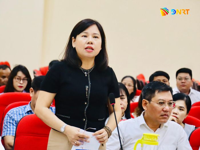 Phó Bí thư Thường trực Đảng ủy, Chủ tịch HĐND phường Hội An Trần Thị Cẩm Nhung phát biểu ý kiến tại hội nghị. Ảnh: QUỐC TUẤN