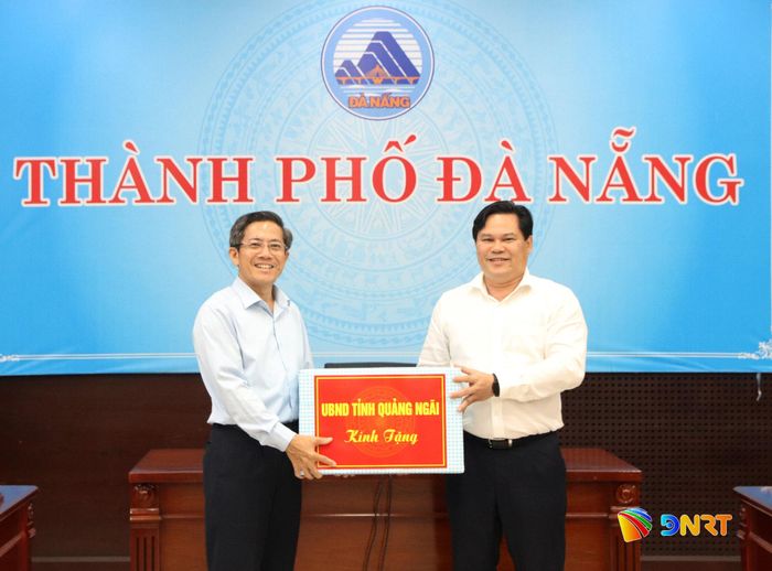 Phó Chủ tịch UBND tỉnh Quảng Ngãi Trần Phước Hiền (bên phải) tặng quà cho Phó Chủ tịch UBND thành phố Đà Nẵng Trần Nam Hưng tại buổi làm việc. Ảnh: TRỌNG HUY