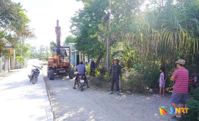Từ công tác dân vận khéo, người dân xã Chiên Đàn tự nguyện hiến hàng nghìn mét vuông đất, vật kiến trúc mở rộng đường giao thông nông thôn. Ảnh: N.ĐOAN