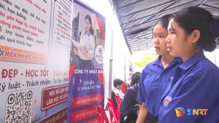 Đoàn viên, thanh niên tìm hiểu thông tin tuyển dụng tại phiên tư vấn. Ảnh: GIANG BIÊN