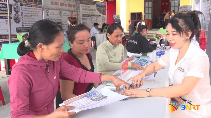 Các doanh nghiệp trực tiếp tư vấn giới thiệu việc làm cho người lao động. Ảnh: GIANG BIÊN