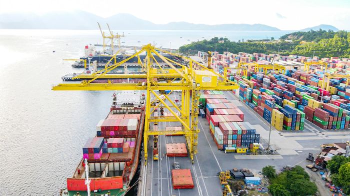 Bốc xếp hàng ở Cảng Tiên Sa.