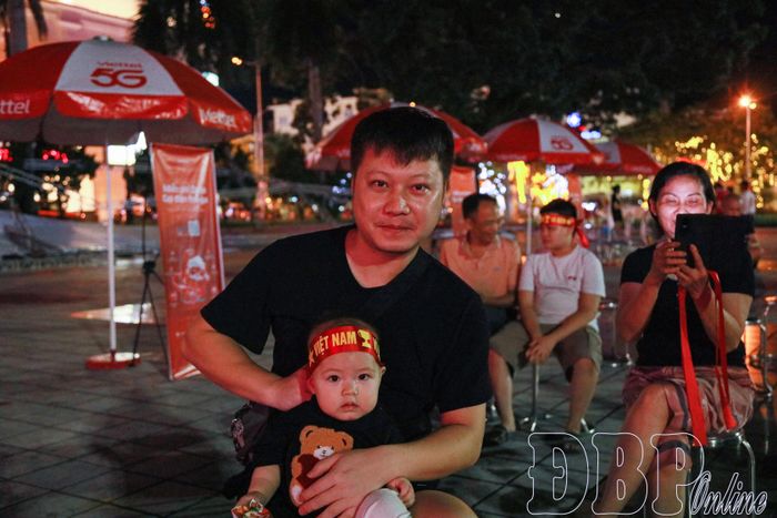 Người dân đeo băng đô, cổ vũ đội tuyển Việt Nam.