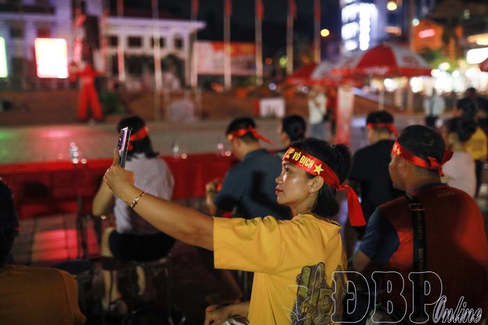 Khán giả cổ vũ, lưu lại khoảnh khắc đáng nhớ.