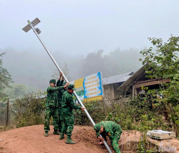 Bộ đội biên phòng hỗ trợ Nhân dân thắp sáng đường làng, ngõ xóm.