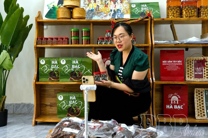Chị Lò Thị Phương, chủ thương hiệu Bếp nương Hà Bạc, livestream giới thiệu các món ăn truyền thống của đồng bào Thái đến khách hàng trên mạng xã hội.