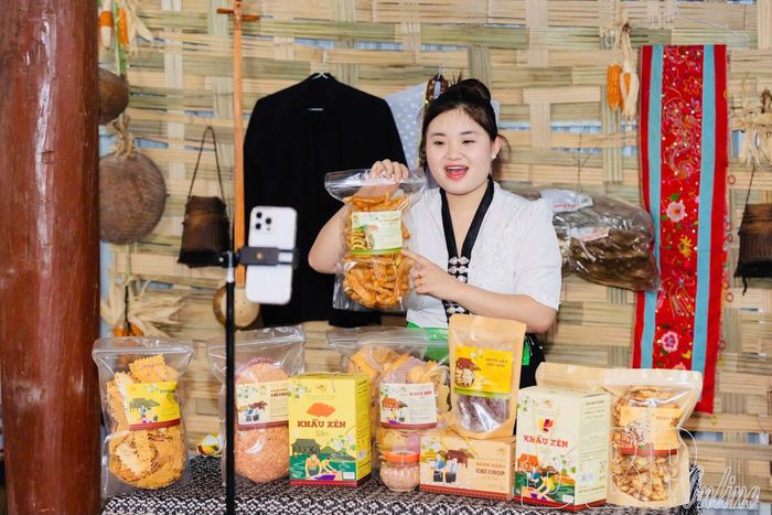 Chị Lò Chúc Chi, Chủ tịch Hội đồng quản trị HTX Hoa Ban Trắng (phường Mường Lay) sử dụng các nền tảng số để quảng bá bánh khẩu xén, chí chọp.