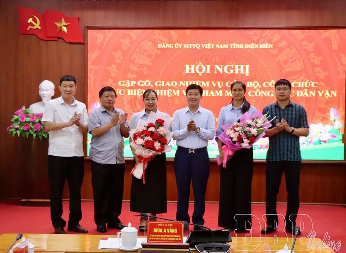 Đồng chí Mùa A Vảng, Phó Bí thư Tỉnh ủy, Bí thư Đảng ủy, Chủ tịch Ủy ban MTTQ Việt Nam tỉnh tặng hoa chúc mừng đại diện cán bộ, công chức được bàn giao về Đảng ủy MTTQ Việt Nam tỉnh.