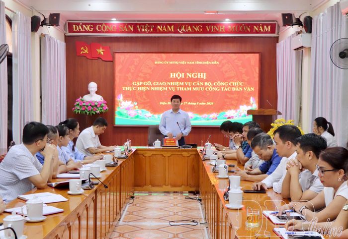 Đồng chí Mùa A Vảng, Phó Bí thư Tỉnh ủy, Bí thư Đảng ủy, Chủ tịch Ủy ban MTTQ Việt Nam tỉnh phát biểu chỉ đạo tại buổi gặp mặt.