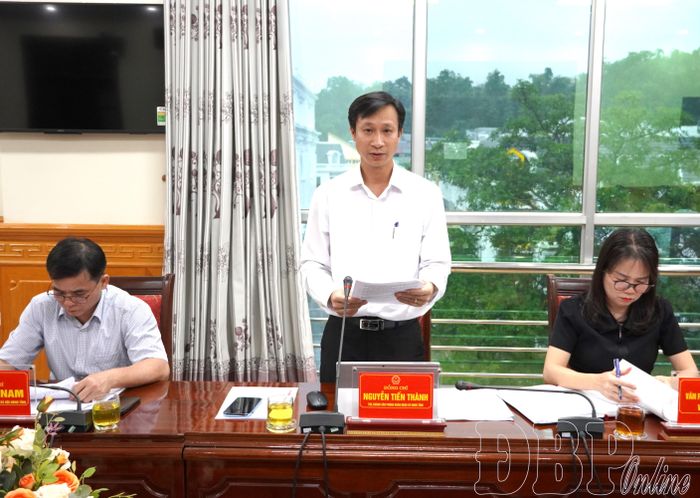 Đồng chí Nguyễn Tiến Thành, Tỉnh ủy viên, Chánh Văn phòng Đoàn ĐBQH và HĐND tỉnh báo cáo tại phiên họp.