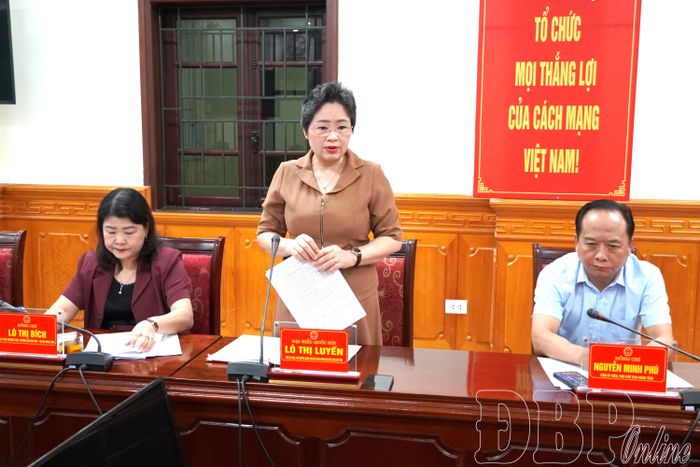 Đồng chí Lò Thị Luyến, Tỉnh ủy viên, Phó Trưởng đoàn chuyên trách Đoàn ĐBQH tỉnh phát biểu tại phiên họp.