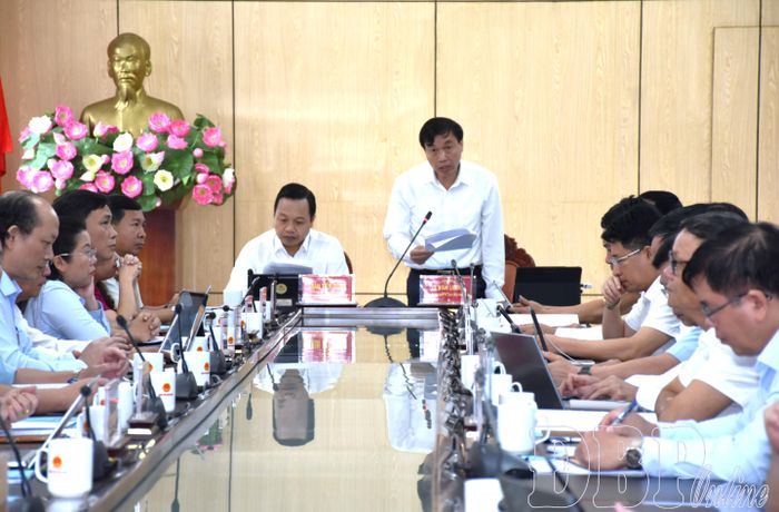 Chủ tịch UBND tỉnh Điện Biên Lê Văn Lương tham luận tại hội nghị.