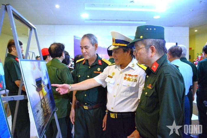 Các đại biểu cắt băng khai mạc triển lãm.