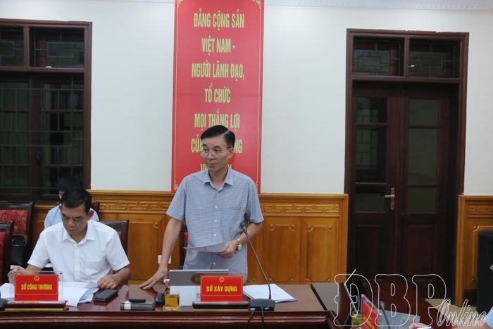Lãnh đạo Sở Xây dựng báo cáo tại buổi làm việc.
