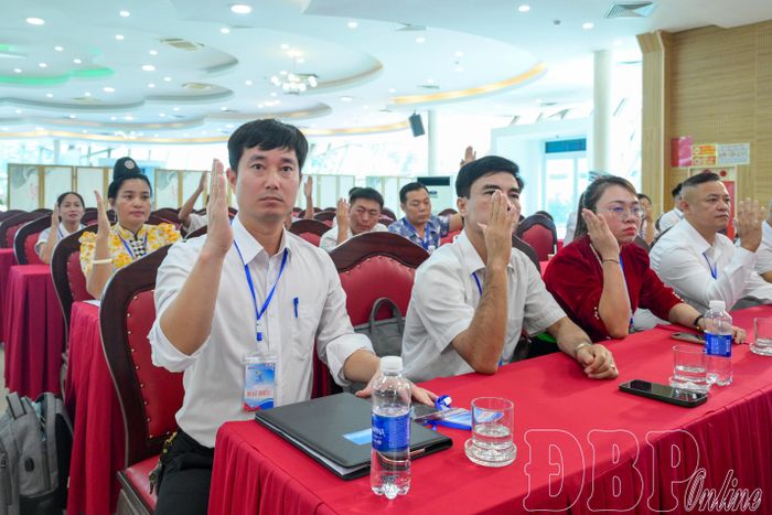 Đại biểu biểu quyết bầu Ban Chấp hành Hiệp hội Du lịch tỉnh Điện Biên khóa II, nhiệm kỳ 2026 - 2031.