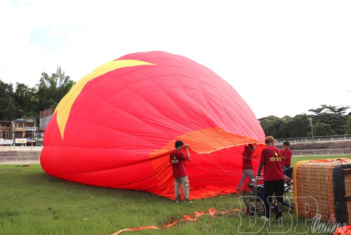 Đơn vị tổ chức kiểm tra khinh khí cầu, hệ thống thiết bị và khu vực cất, hạ trước khi vận hành bay.