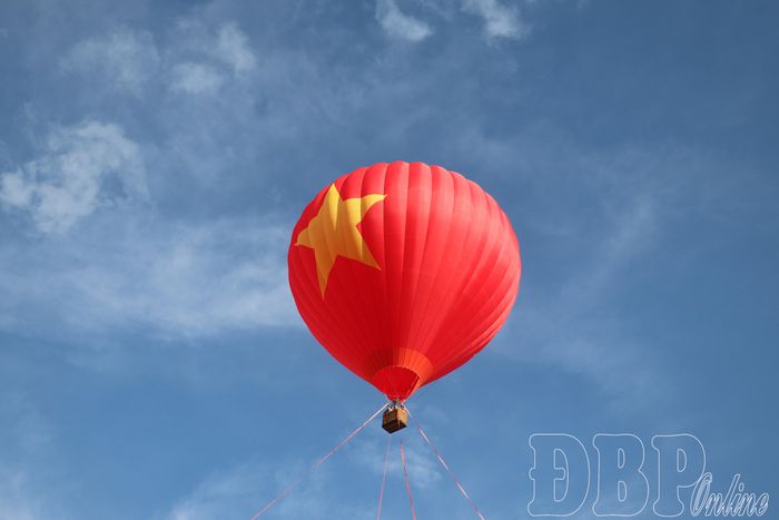 Khinh khí cầu cờ đỏ sao vàng bay trên bầu trời Điện Biên.