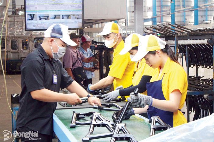 Người lao động tại Công ty cổ phần Công nghiệp chính xác Việt Nam (phường Hố Nai) trong giờ làm việc. Ảnh: Nguyễn Hòa
