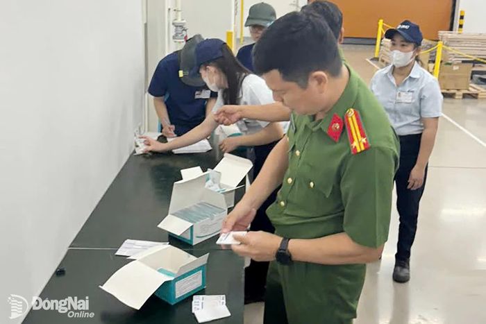 Cán bộ Đồn Công an Khu công nghiệp Long Thành kiểm tra ma túy cho công nhân, người lao động trong một doanh nghiệp. Ảnh: C.T.V