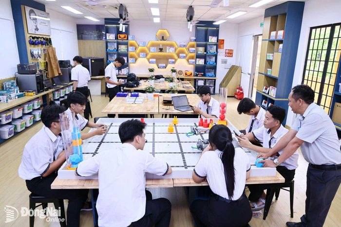 Học sinh Trường THPT Thống Nhất A (phường Trảng Bom) thực hành trong Phòng thiết bị Stem, robotics hiện đại.