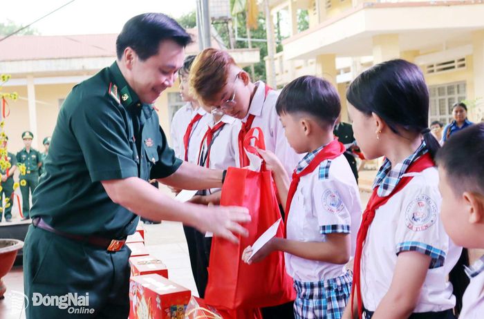 Đại tá Nguyễn Anh Đức, Phó Chỉ huy trưởng Bộ Chỉ huy Quân sự thành phố kiêm Chỉ huy trưởng Ban Chỉ huy Bộ đội Biên phòng thành phố tặng quà học sinh có hoàn cảnh khó khăn trong chương trình Xuân biên phòng ấm lòng dân bản tại xã Tân Tiến.