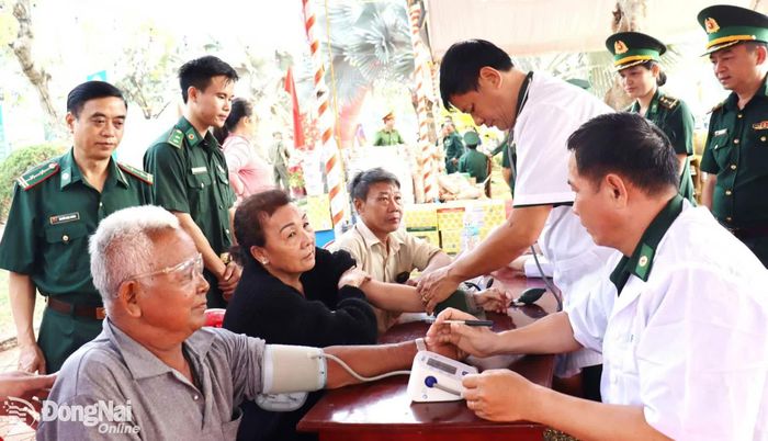 Các “thầy thuốc quân hàm xanh” khám bệnh, cấp thuốc miễn phí cho người dân biên giới trong chương trình Ngày hội Biên phòng toàn dân năm 2026.