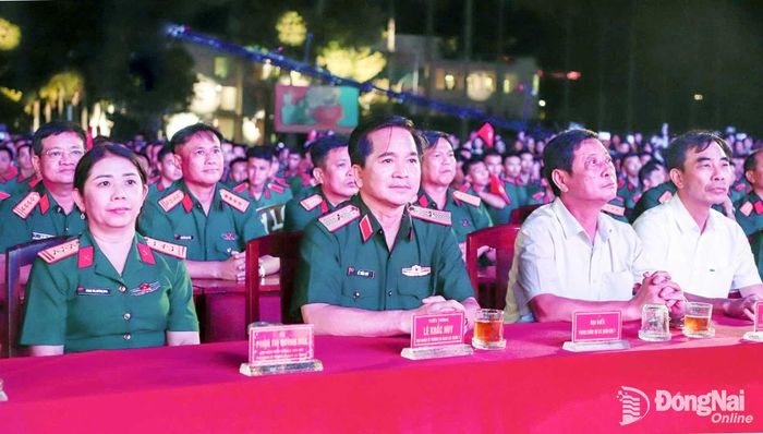 Các đồng chí thủ trưởng nhà trường và đại biểu dự chương trình. Ảnh: ĐVCC