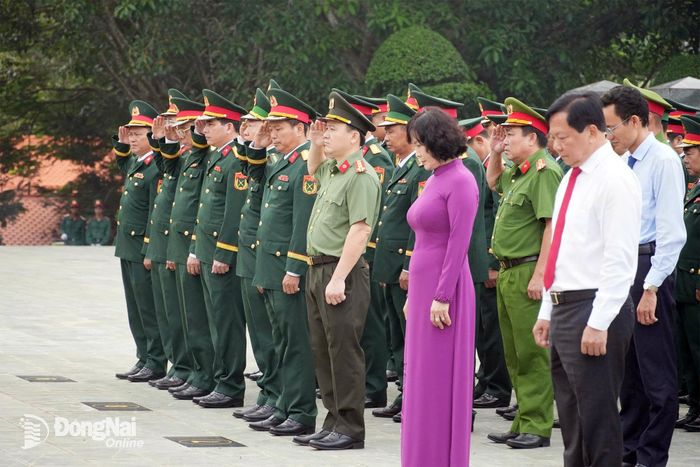Thành ủy viên, Phó Chủ tịch UBND thành phố Đồng Nai Nguyễn Thị Cát Tiên và các đại biểu dành một phút mặc niệm tưởng nhớ anh linh các anh hùng liệt sĩ. Ảnh: Quang Minh