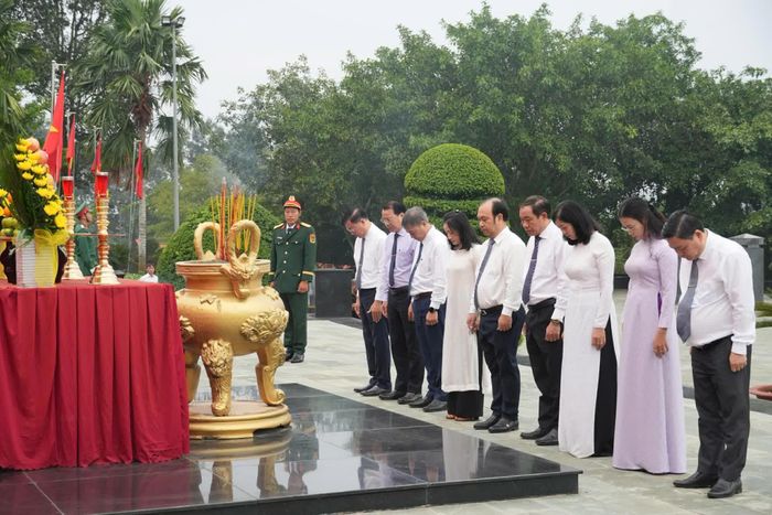 Đại diện lãnh đạo các xã, phường viếng Nghĩa trang Liệt sĩ Bình Phước. Ảnh: Quang Minh
