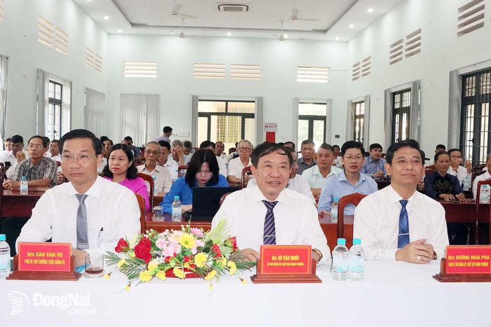 Lãnh đạo phường Đồng Xoài và các cán bộ, đảng viên dự buổi lễ. Ảnh: Quang Minh